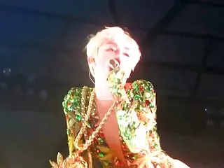 에서 많은 포르노 온라인으로 비디오 영화 아기를 빌어 먹고 짧은 드레스,첫째