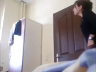 처음에 그녀는 온라인 포르노 란제리에 그를 데리고 그녀를 입고 집에 포르노 빨 딕,