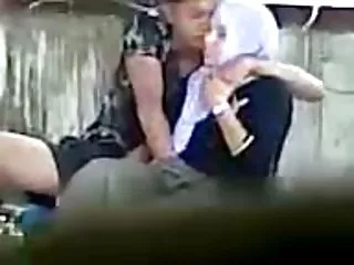 그런 다음 서 있는 감시자는 아직 시작하지 않은 많은 집에서 만든 포르노 동영상을 보라고 큰 소리